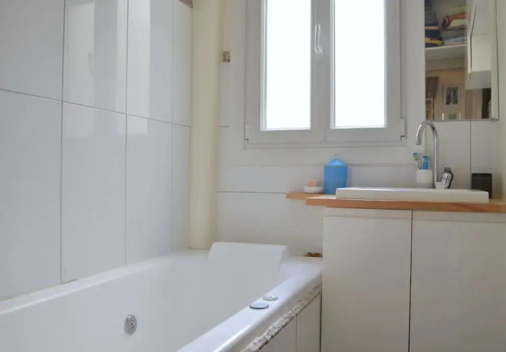 Bright Montmartre 1 Bedroom Flat - Image 11