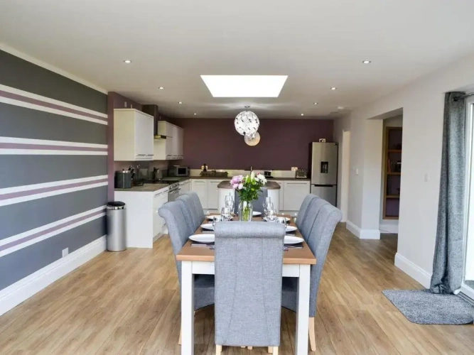 4 Bedrooms Cottage