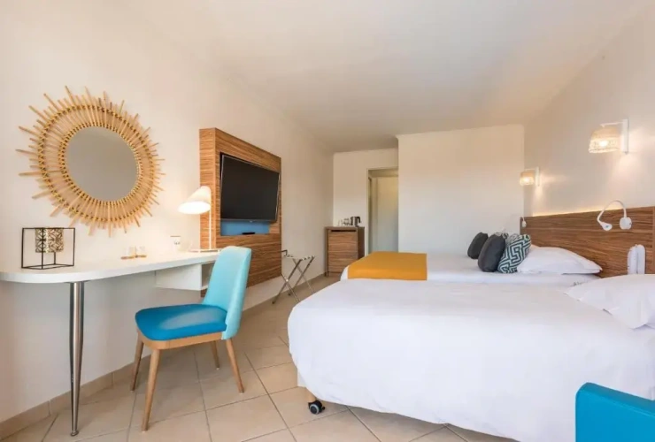 Standard Triple room with sea view