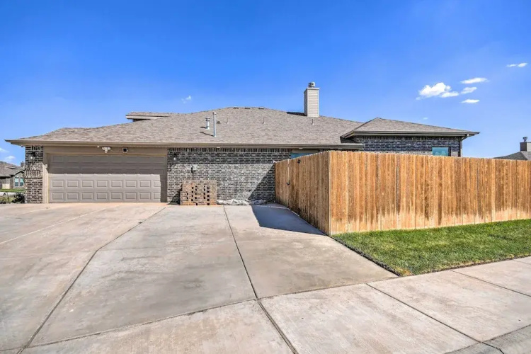 Modern Amarillo House w/ Fire Pit + Hot Tub!