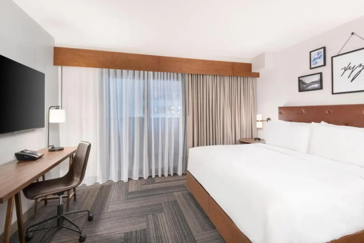 Radisson Hotel & Suites