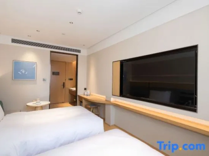 Standard Twin room with street view