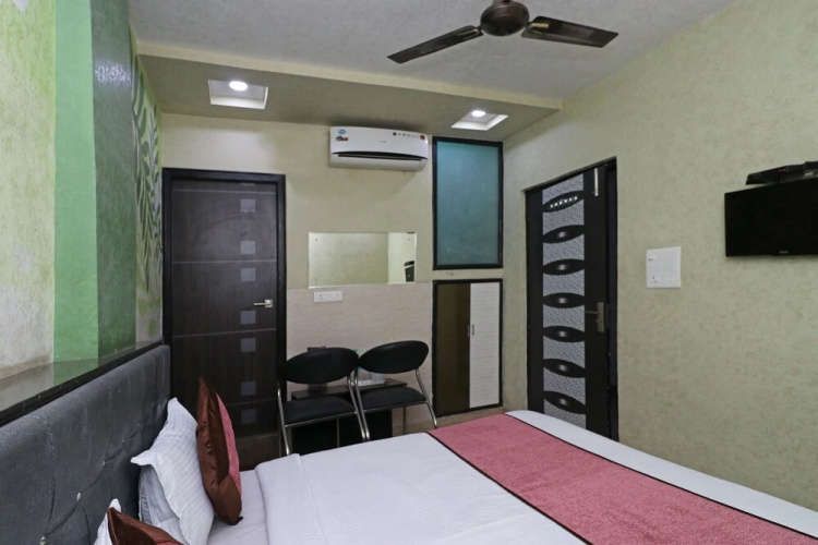OYO 7885 Hotel Myraa