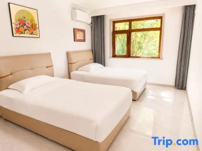 3 Bedrooms Standard Family room with garden view