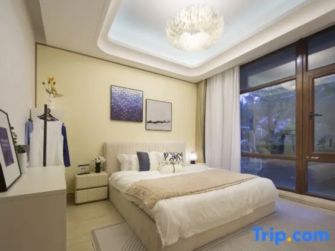 Standard Family room with garden view