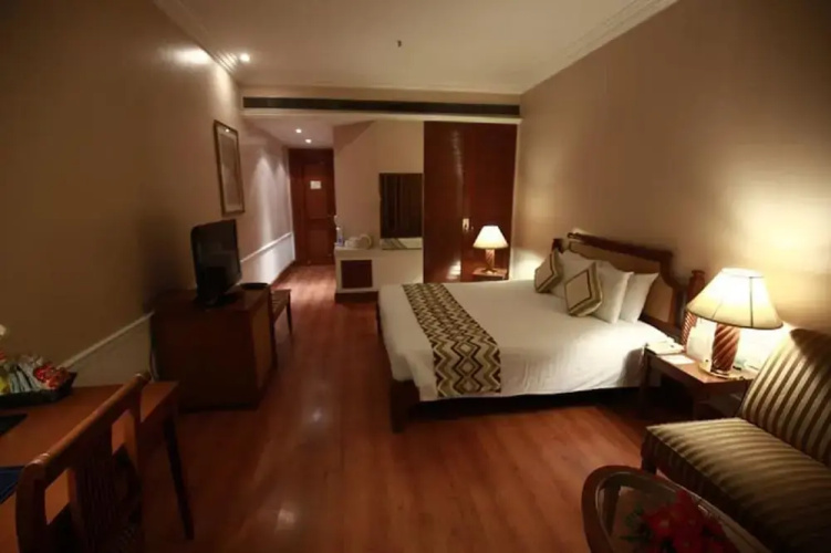 DLF Club 4