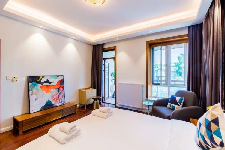 5 Bedrooms Villa