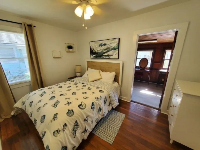 Downtown Getaway - Pet Friendly 3 Bedroom Home