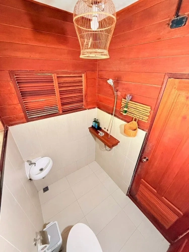 2 Bedrooms Standard Quadruple Family room with lake view
