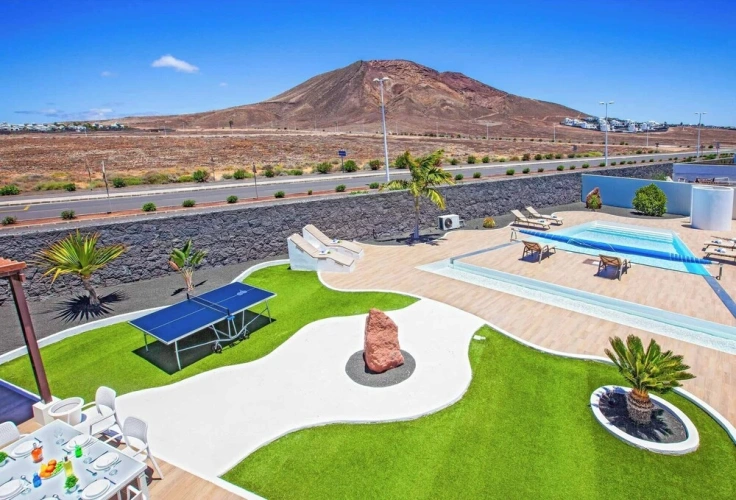 4 Bedrooms Villa