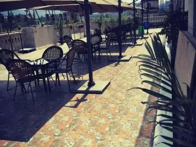 Six Day Business Hotel