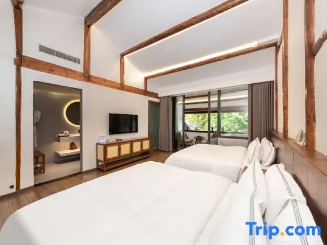 Standard Quadruple Family room with street view