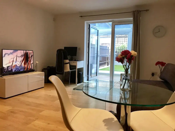 Spacious Flat With Private Patio Right by Kings X Station