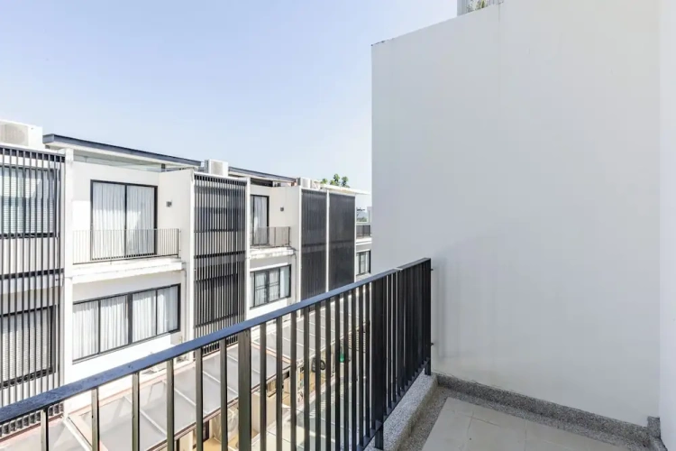 Awesome 3bd Townhouse with a patio