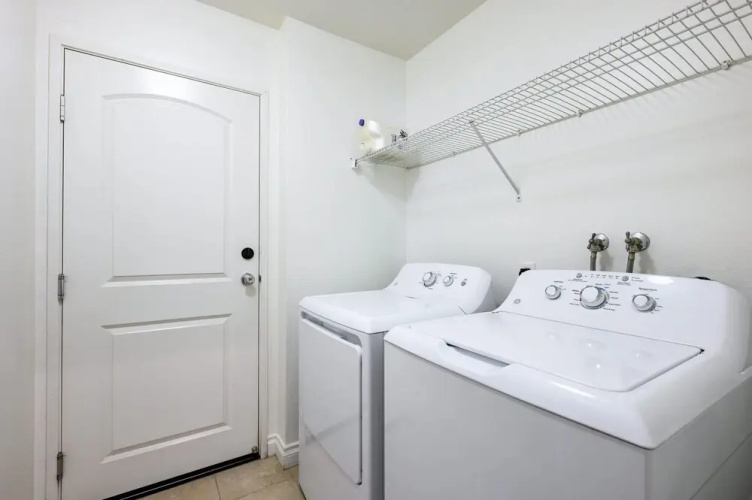 Private Entry Cozy Suite w Patio Bath Kitchenette