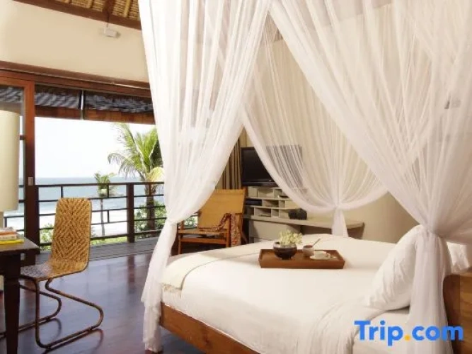 5 Bedrooms Villa