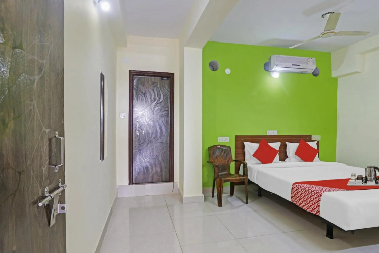 Super OYO 90936 Dk Reddy Square