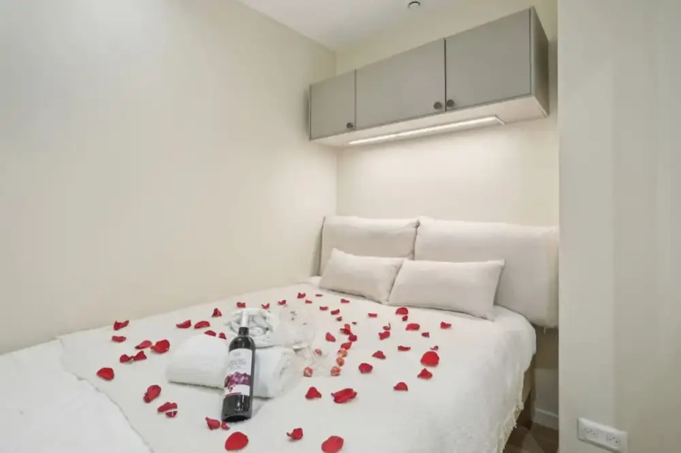 Ganneron in Paris With 1 Bedrooms and 1 Bathrooms