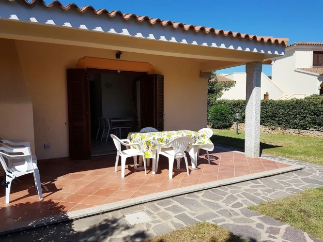 2 Bedrooms Standard Basement Apartment with garden view