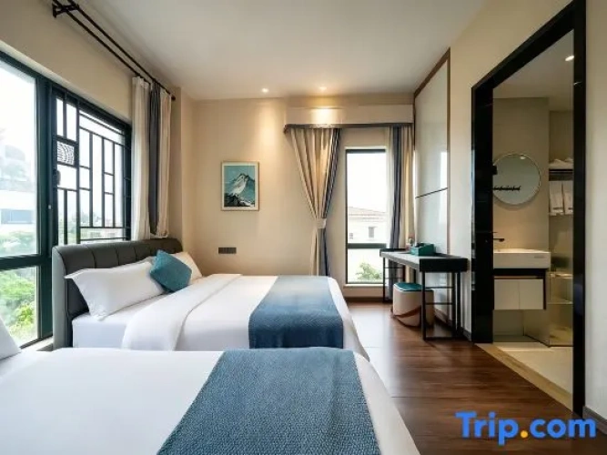 Standard Twin room with partial sea view