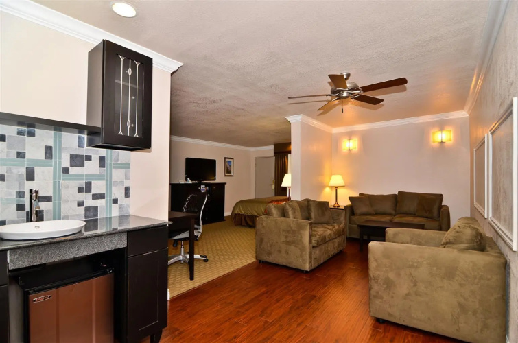 Best Western Plus Bishop Holiday Spa Lodge