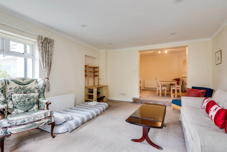 Spacious 1-Bedroom Flat with garden & free parking