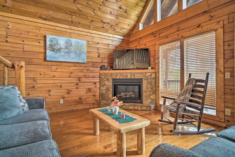Mountain Pool Lodge Sevierville Cabin w/ Hot Tub