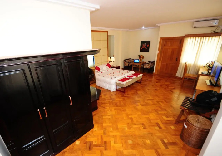 Royal Inlay Hotel