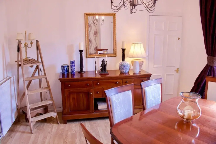 2 Bedroom Central Edinburgh Flat