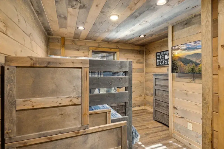 Hillside Hideaway 3 Bedroom Cabin by RedAwning