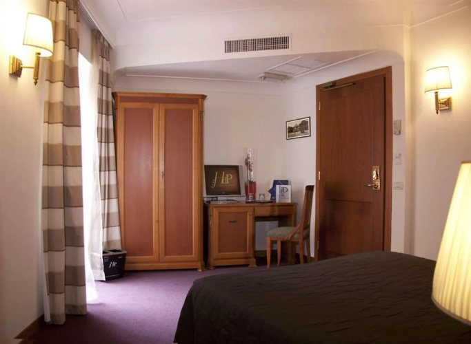 J Maluni City Hotel