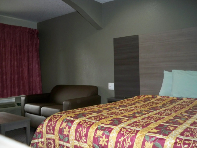 Econo Lodge Inn & Suites