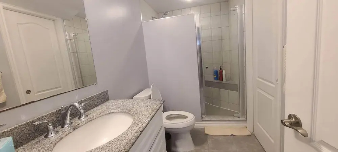 Spacious 2 BR, 3 Beds, Sleeps 6, Kitchen, Laundry