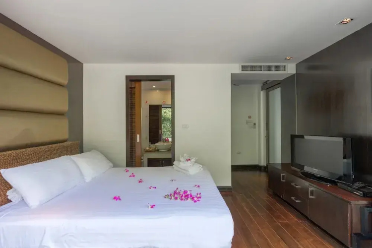 Spectacular Seaview Pool Villa Kalim 6