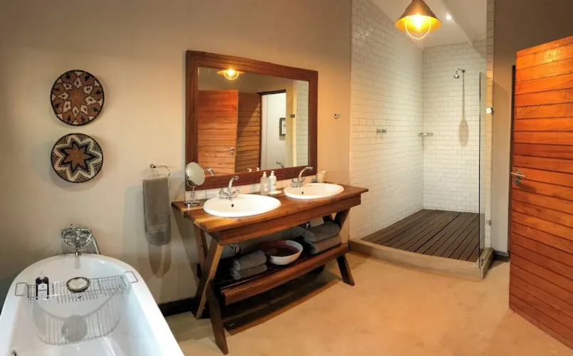 Fugitives' Drift Lodge