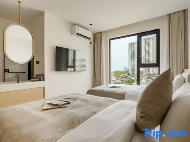 Standard Twin room with partial sea view