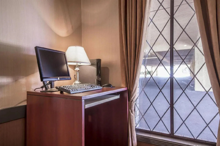 Econo Lodge & Suites