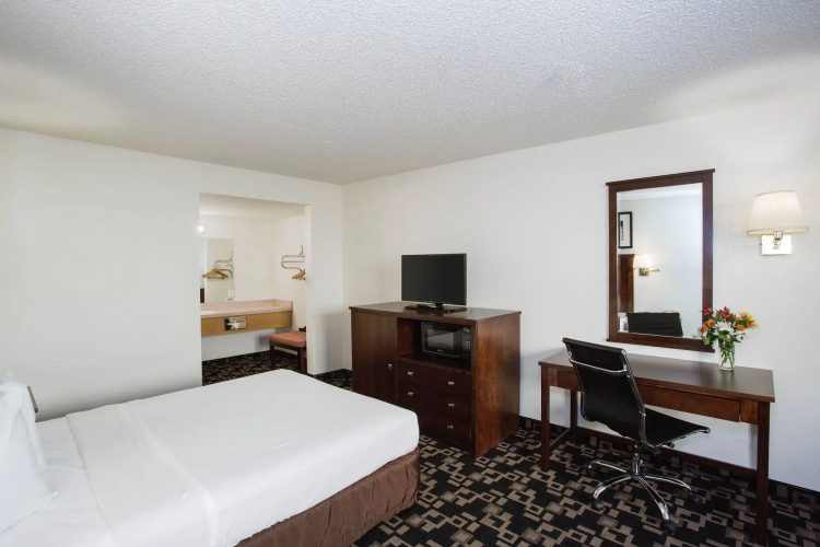 MorningGlory Inn & Suites
