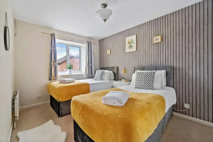 House - Sleeps 7 - Garden - Parking