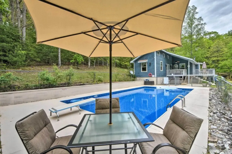 Hot Tub, Fire Pit: Family-friendly Murphy Home