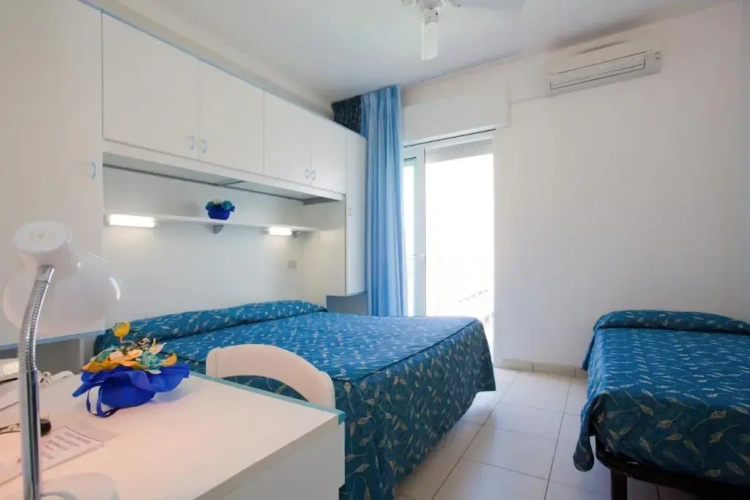 Standard Triple room with balcony and with partial sea view
