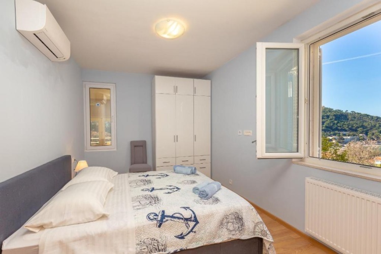 3 Bedrooms Apartment