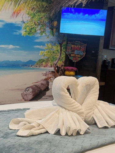 Tropical Spa Studio, Jacuzzi, Kitchen, Sparks