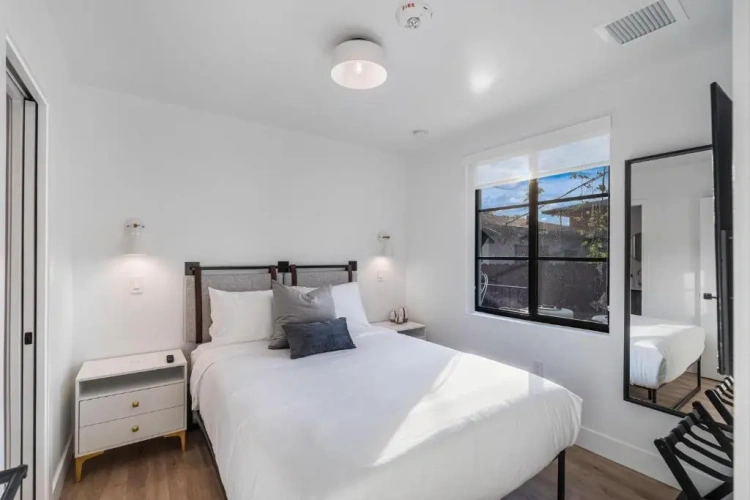2 Bedrooms Apartment