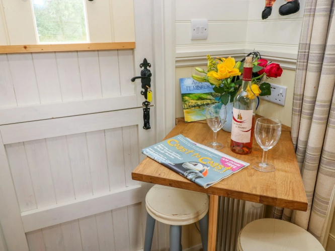 Shepherds Hut - The Hurdle