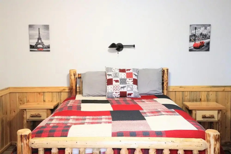 Eycat Lodging Company