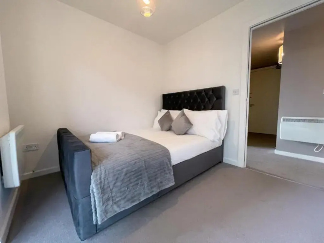 River Clyde View Apartment with Terrace & Parking
