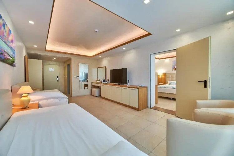 1 Bedroom Suite with balcony and with partial sea view