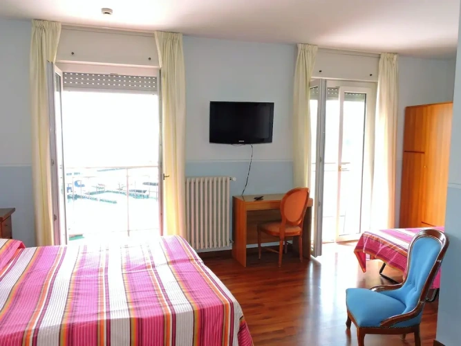 Standard Quadruple room with lake view