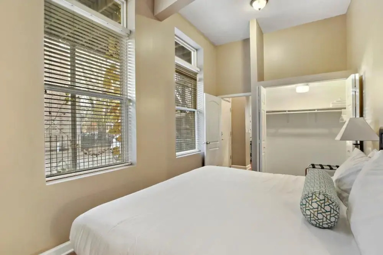 Upscale 4BR in Wicker Park - Damen 1R